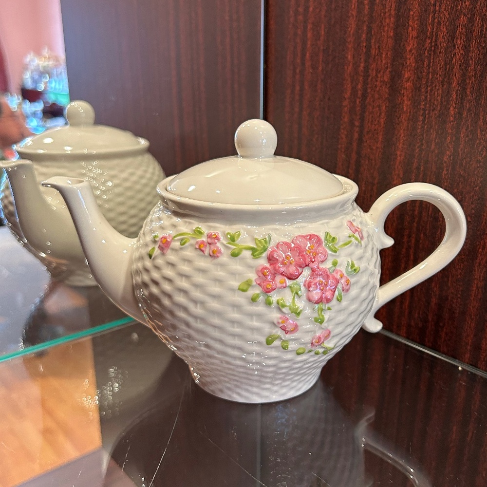 1985 Teleflora Gift 3D Basket Weave Design White Teapot Teleflora Inc. 6" w/Lid